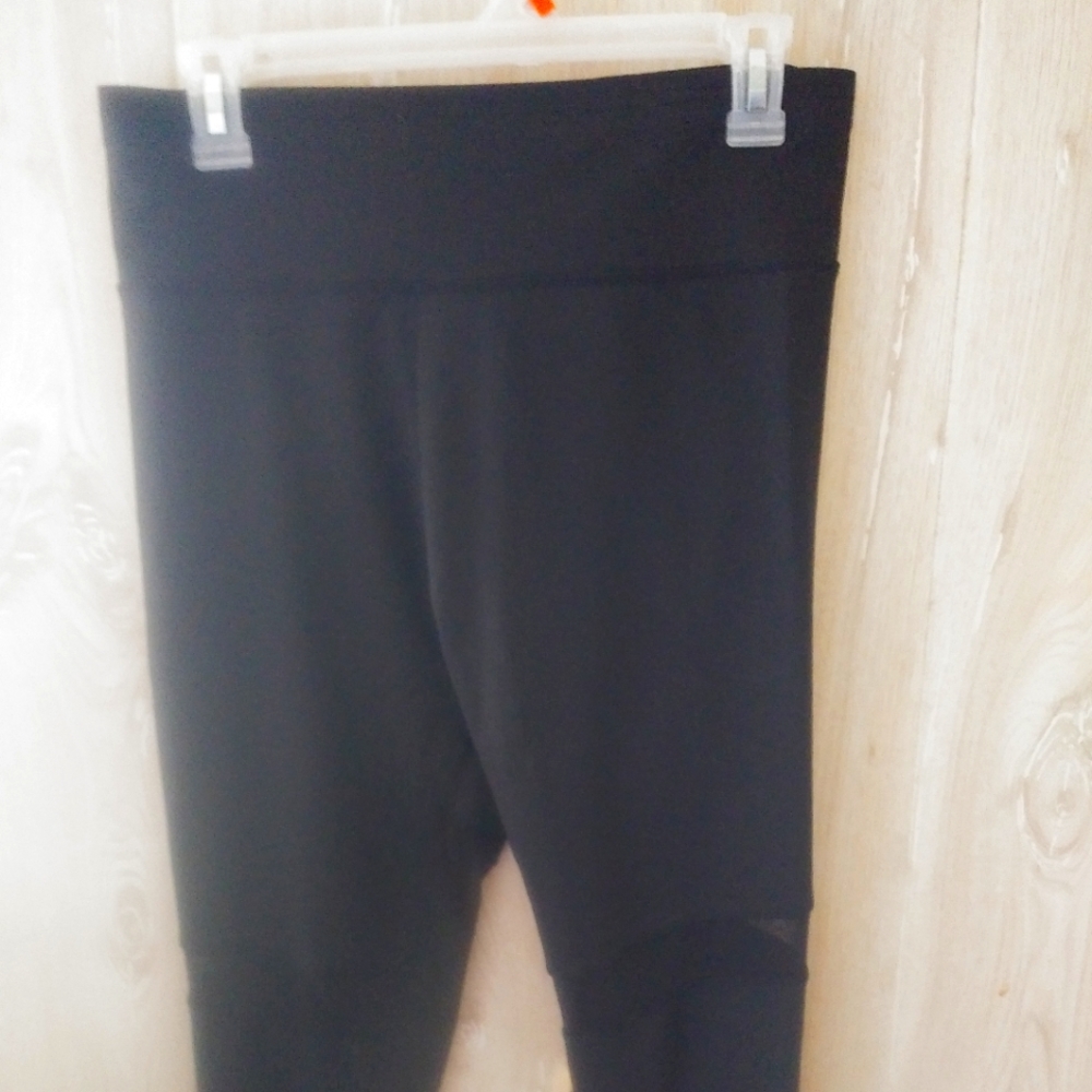Good Karma cropped leggings with mesh inserts size Large